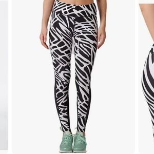 Nike size small Palm Epic Lux Women's Running Tights in black and white